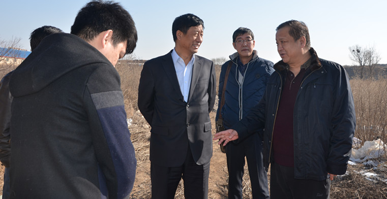 實(shí)地察看車站北街的斷頭路。.jpg